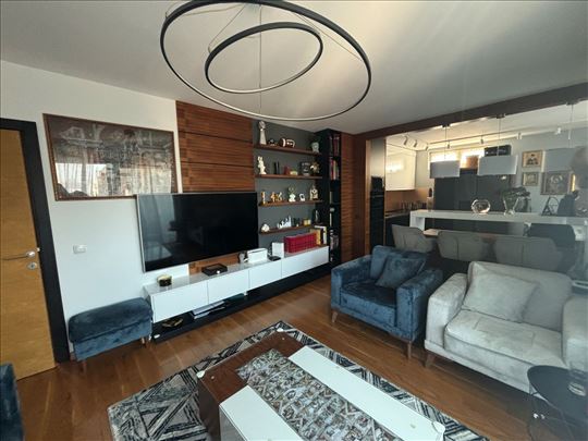 Lux 4.0 stan,91m2+100 m2 terasa,opremljen,garaža
