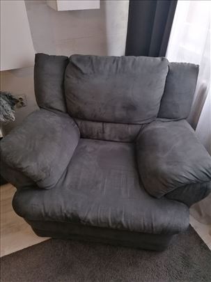 Prodajem fotelju sa slike