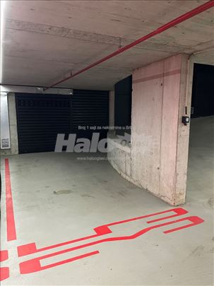 Prostrano garažno mesto u srcu Pančeva
