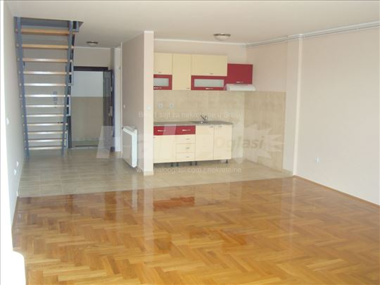 Trosoban dupleks 82m2 sa parkingom