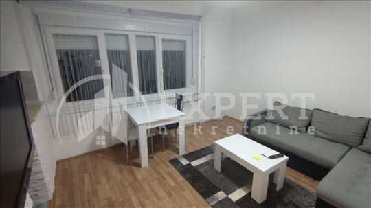 Izdaje se dvosoban stan u centru, 74m2, na trećem 