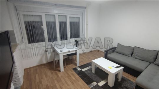 Izdaje se dvosoban stan u centru, 74m2, na trećem 