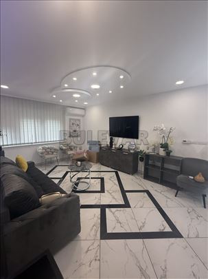 Izdaje se stan u centru, 65m²