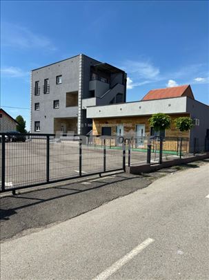 Stan u zgradi sa parkingom Ovca