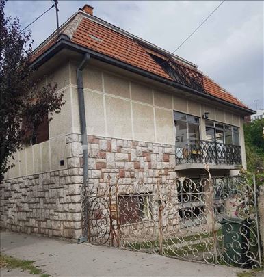 Izdajem prizemlje kuce u centru sa parkingom