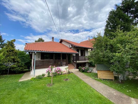 Lipovica, kuća od 176 m2 na 13 ari placa, uknj.