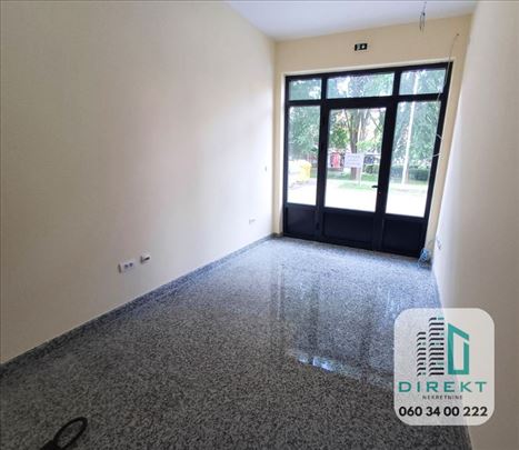 Tesla, lokal preko puta male pijace