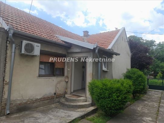 Manja kuća na velikom placu-Surčin