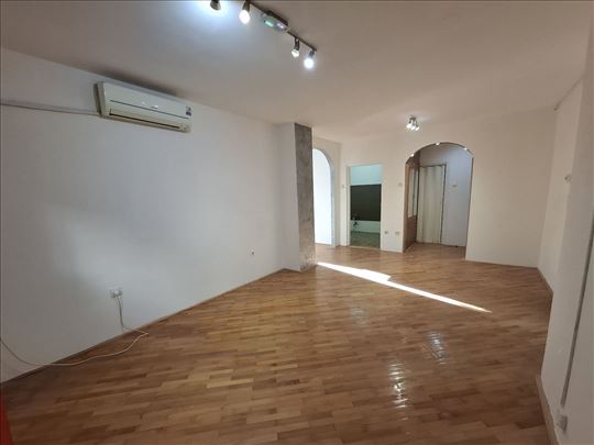 Odličan funkcionalan u mirnoj ulici