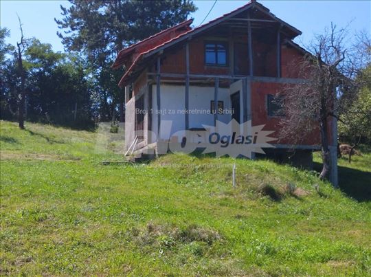 Prodaja kuće sa 15 ari placa