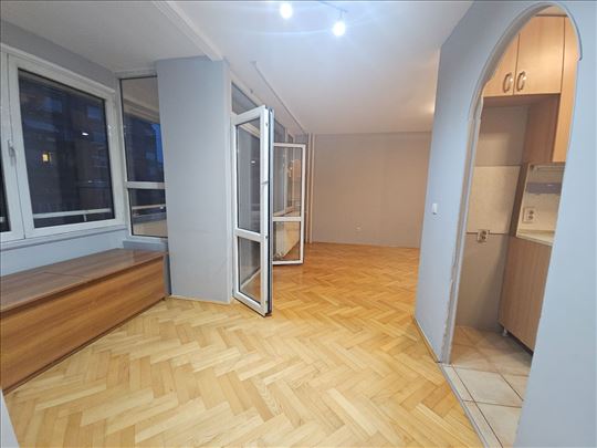 Blok 22- manji trosoban, renoviran, svetao