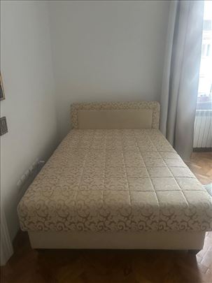 Mali bracni krevet