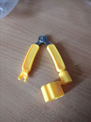 Multifukcionalni alat za žičane instrumente