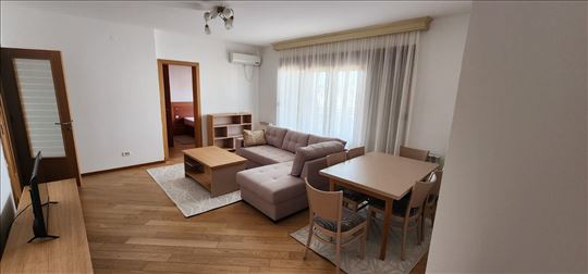 Odličan,4.0,garažno mesto!