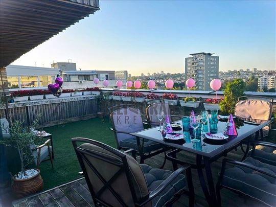 Atraktivan penthouse 60m2+terasa