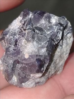 Charoite-sirov dragi kamen na matrici