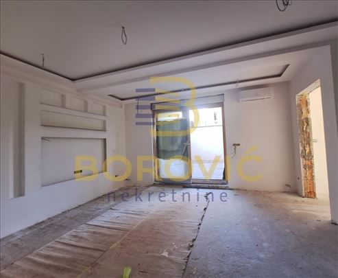 Kod Zire, 51m2+105m2 dvorište, retko u ponudi, lux