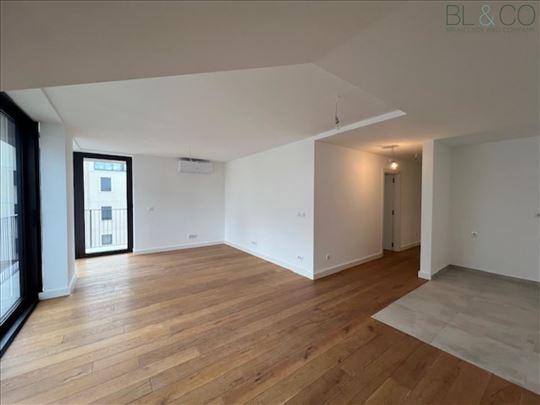 Petosoban duplex sa krovnom terasom
