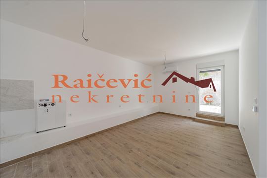 Cvetkova pijaca, 1.5, 38 m2 sa terasom, NPR od III