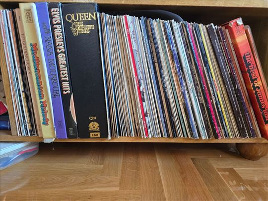 Kolekcija oko 120-130 gramofonskih ploča Queen idr