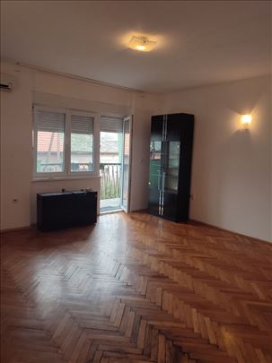 Lep, renoviran stan na mirnoj lokaciji