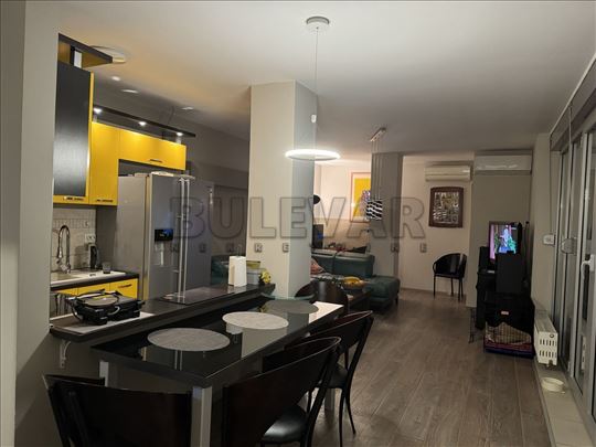 Na prodaju potpuno namešten četvorosobni duplex u 