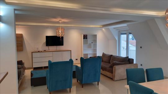 Odličan duplex sa tri spavaće sobe i garažom 