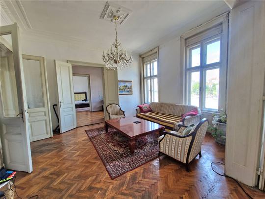 Raskošan salonac, Slavija