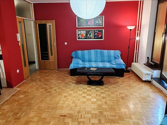 27. Marta 2,5-soban stan renoviran sa garažom 
