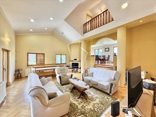 Borča, nameštena kuća, mereno 311m2, 10ari ID#1115