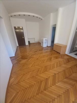 Izdaje se stan u strogom centru kao poslovni prost