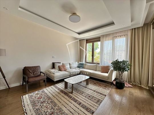 Jedinstven 4.0 stan sa dvorištem 180 m2, pored Dun
