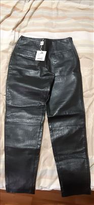Kožne pantalone. Novo, Italija 