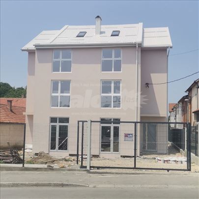 Poslovni prostor 400 m2 ,plac 8 ari sa parkingom