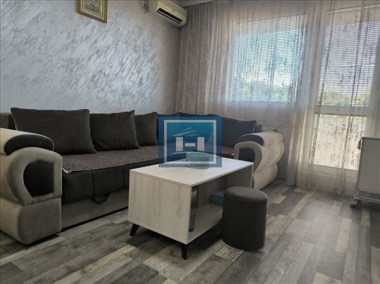 Potpuno namešten stan u novijoj zgradi