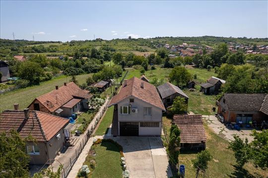 Umka,  Karađorđeva, 215m2 na 13,5 ari placa