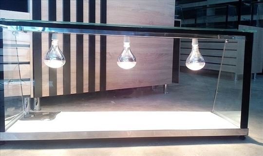 Vitrina 1,5m za 3 pice sa ic lampama, novo R