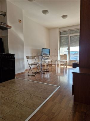 Izdajem nameštenu garsonjeru u centru grada 