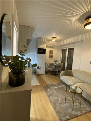 Nov,moderan 1,5 soban stan sa garazom,30.1m2,Centa