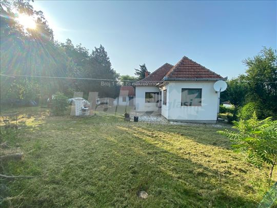 Prodajem zemljište 40ari sa kućom