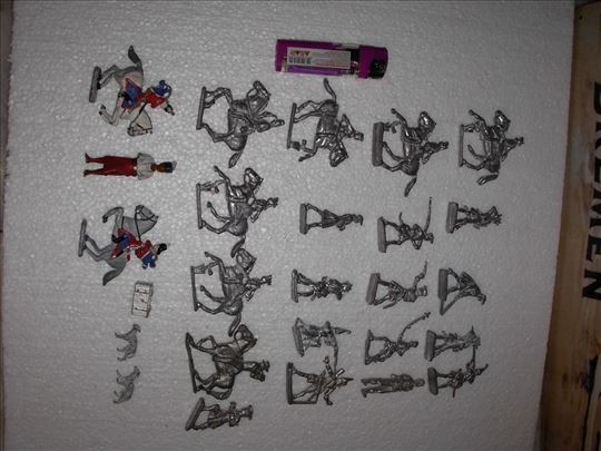 25 komada olovnihh figura vojnika
