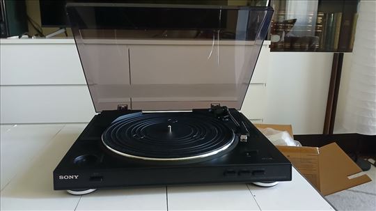 Gramofon Sony nikad korišćen