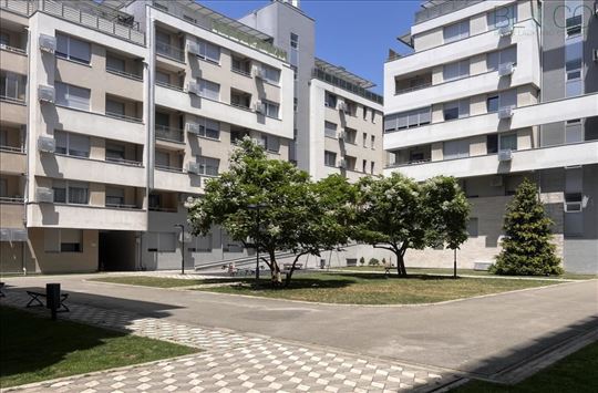 Odličan 2.0 stan u kompleksu blizu Aviv parka