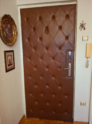 Tapacirana metalna ulazna vrata