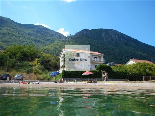 Kuća na obali Bokokotorskog zaliva. Prčanj.