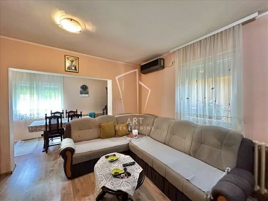 Surčin, Izuzetno lepa spratna kuća na 4,5 ari plac