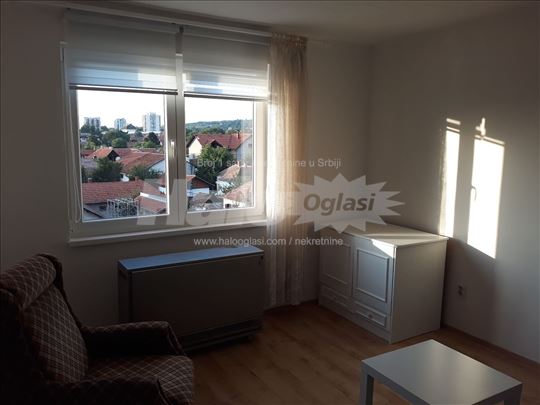 Izdajem jednosoban konforan namešten stan