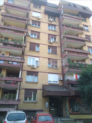 Izdajem trosoban namešten stan u centru Leskovca 