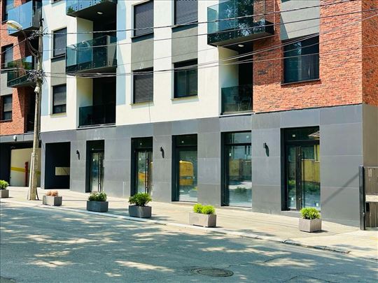 Nov lokal sa izlogom, deljiv na 3, 200m2 plus 88m2