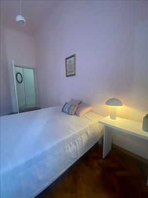  Centar Politika  2,0 50m2 salonac namesten 450